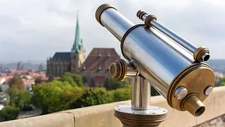 Foto mit Fernrohr und Blick auf eine Kirche