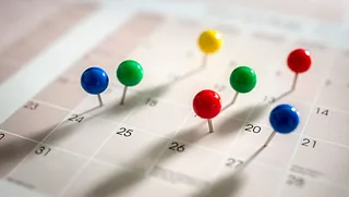 Kalender mit bunten Stecknadeln