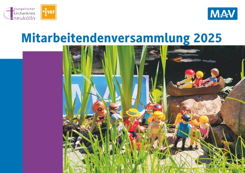 Plakat zur Mitgliederversammlung 2025 mit Playmobil-Figuren im Garten